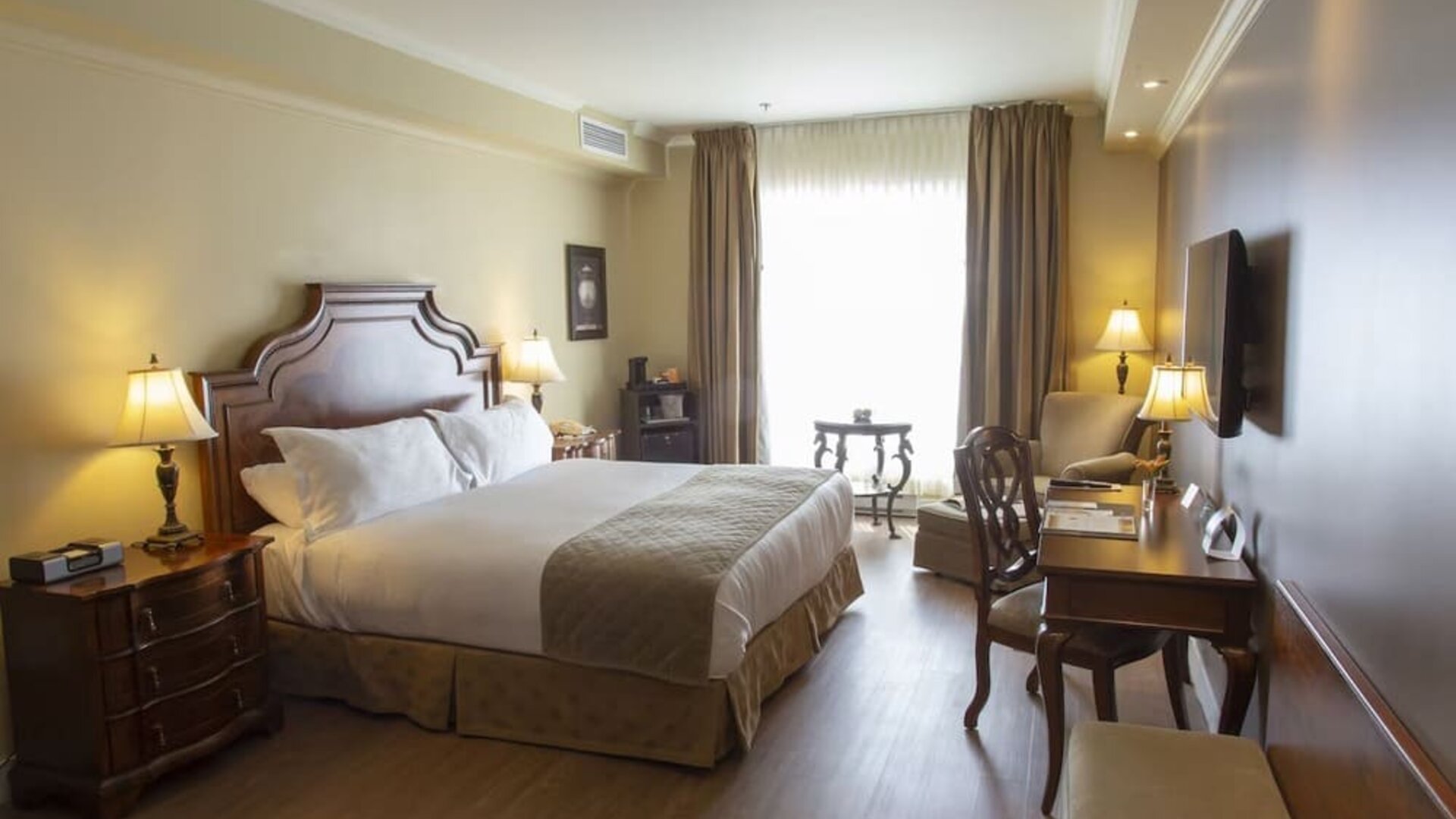 Standard day use room with TV, work desk and sofa at Hotel Brossard.