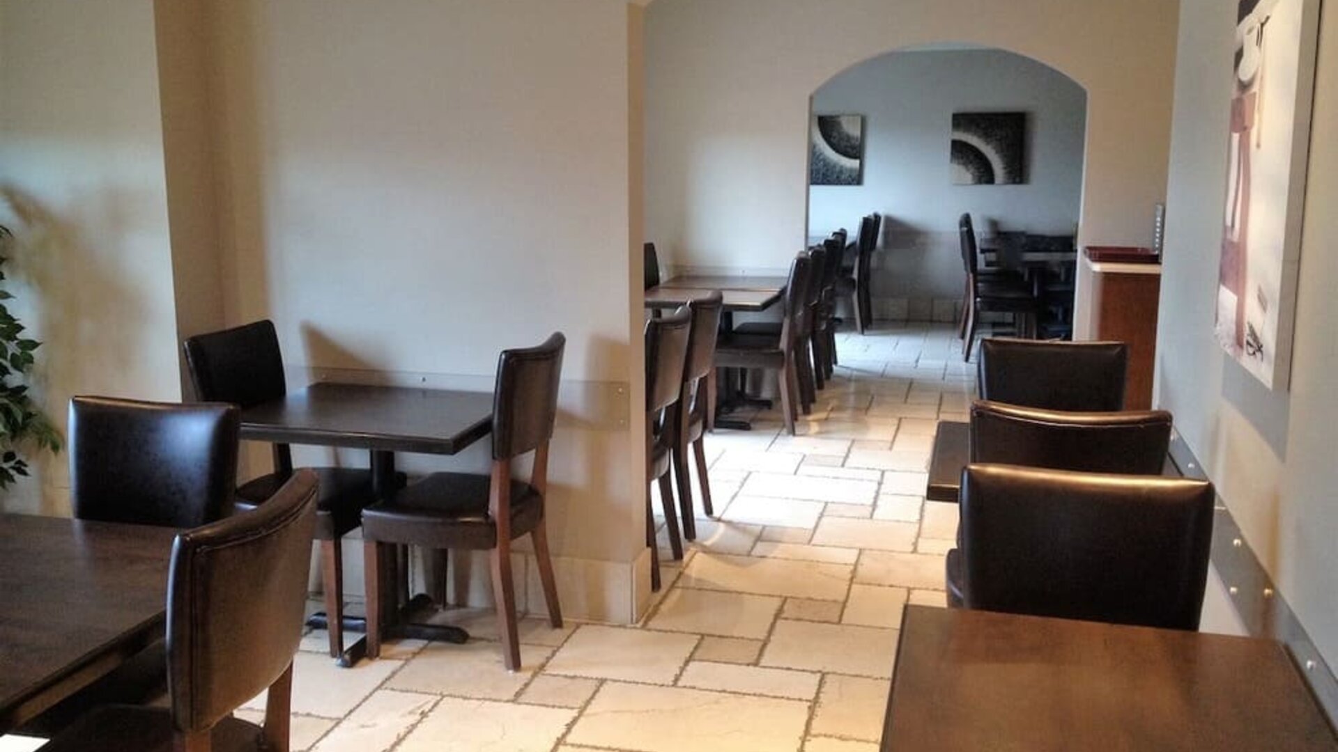 Dining area at Hotel Brossard.