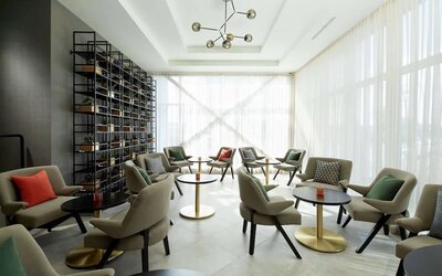 Lounge area perfect for co-working at DoubleTree By Hilton Montreal Airport.