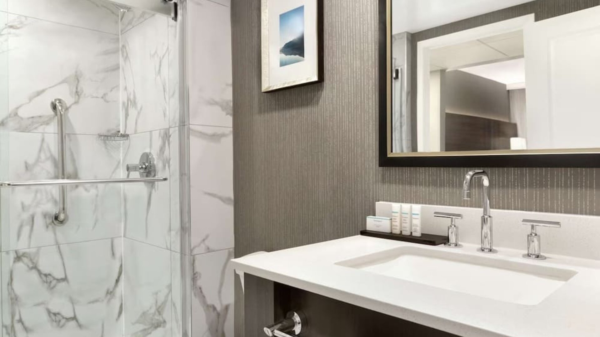 Private bathroom with shower at the Embassy Suites by Hilton Montreal Airport.