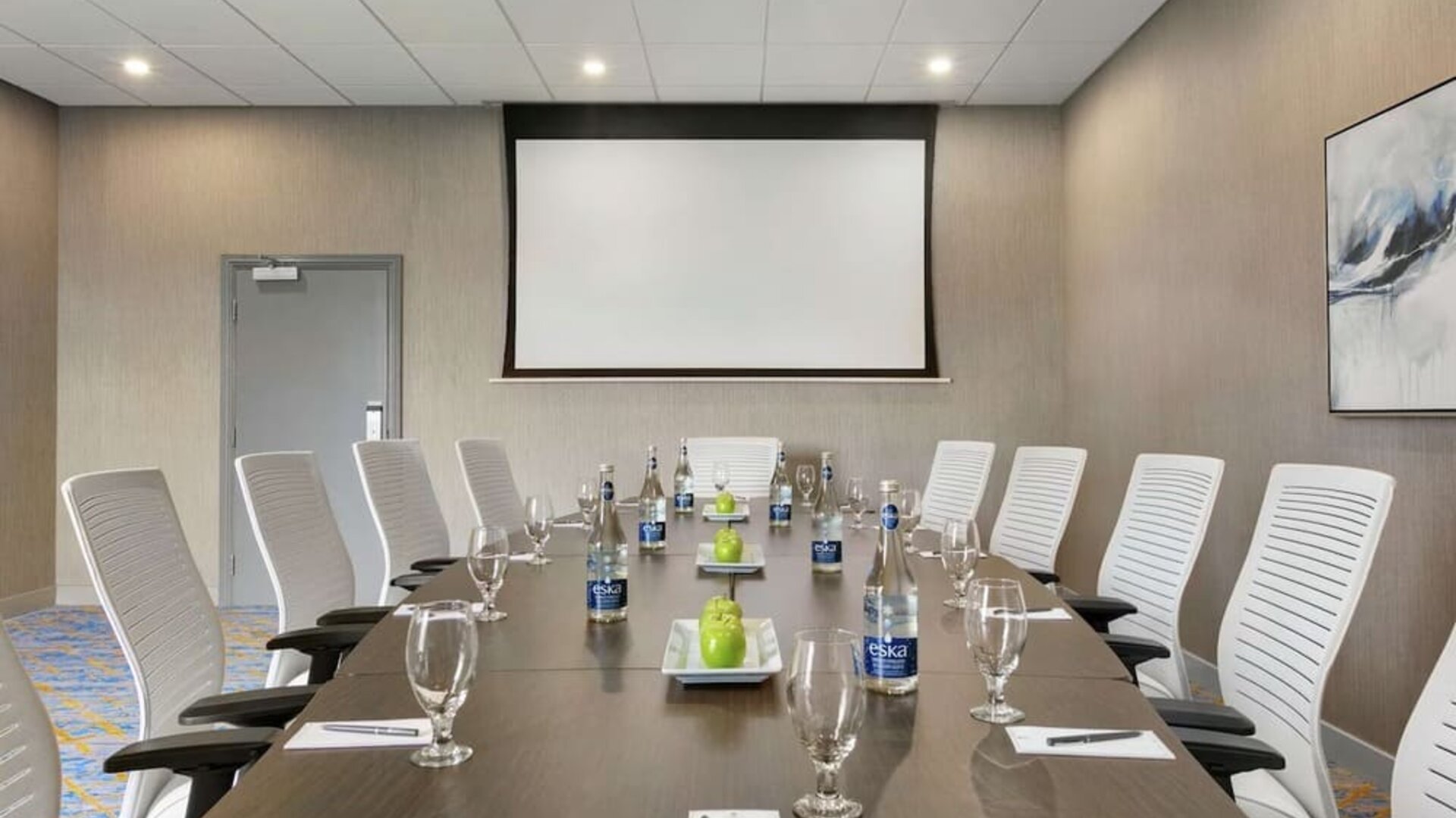 Professional meeting room at the Embassy Suites by Hilton Montreal Airport.