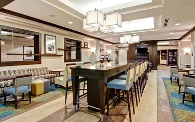Dining area at Hampton Inn By Hilton Toronto Airport Corporate Centre.