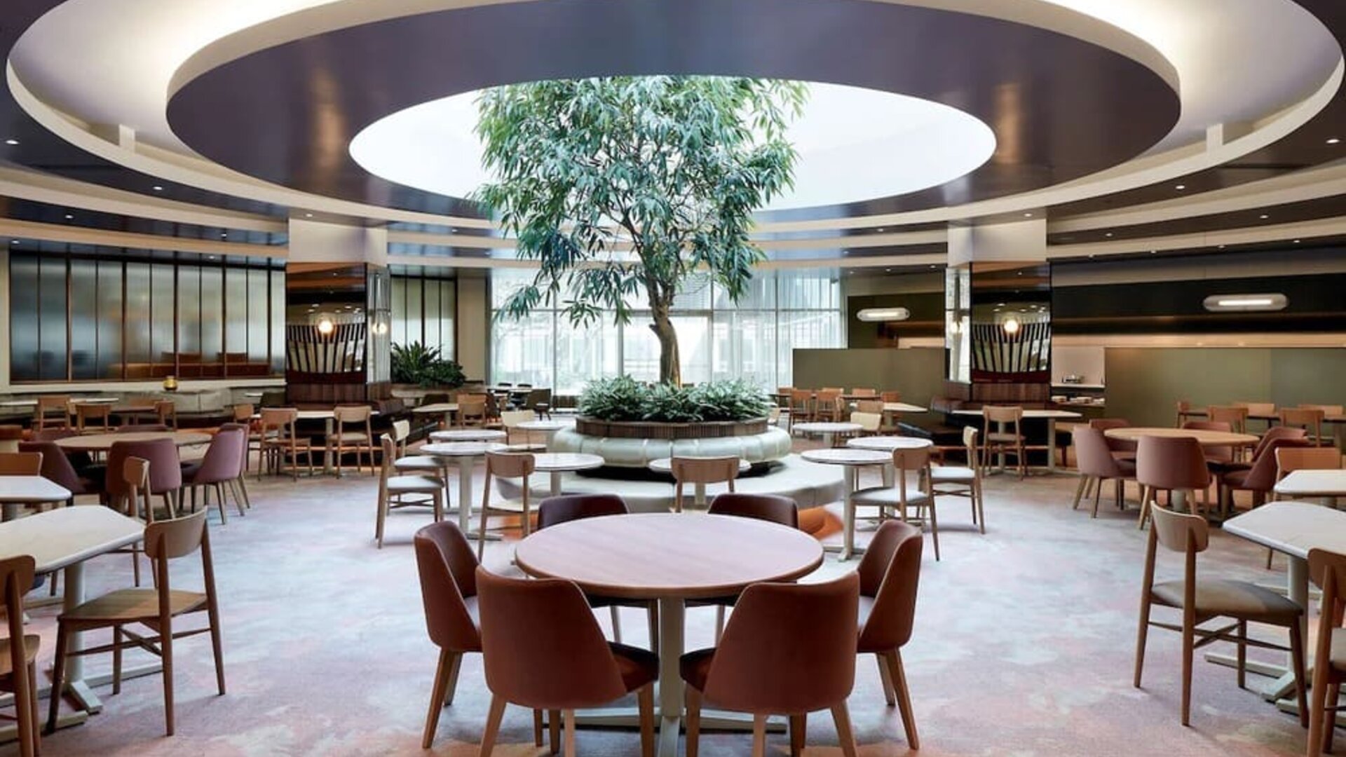 Bright and spacious dining area, perfect for co-working at DoubleTree By Hilton Montreal.