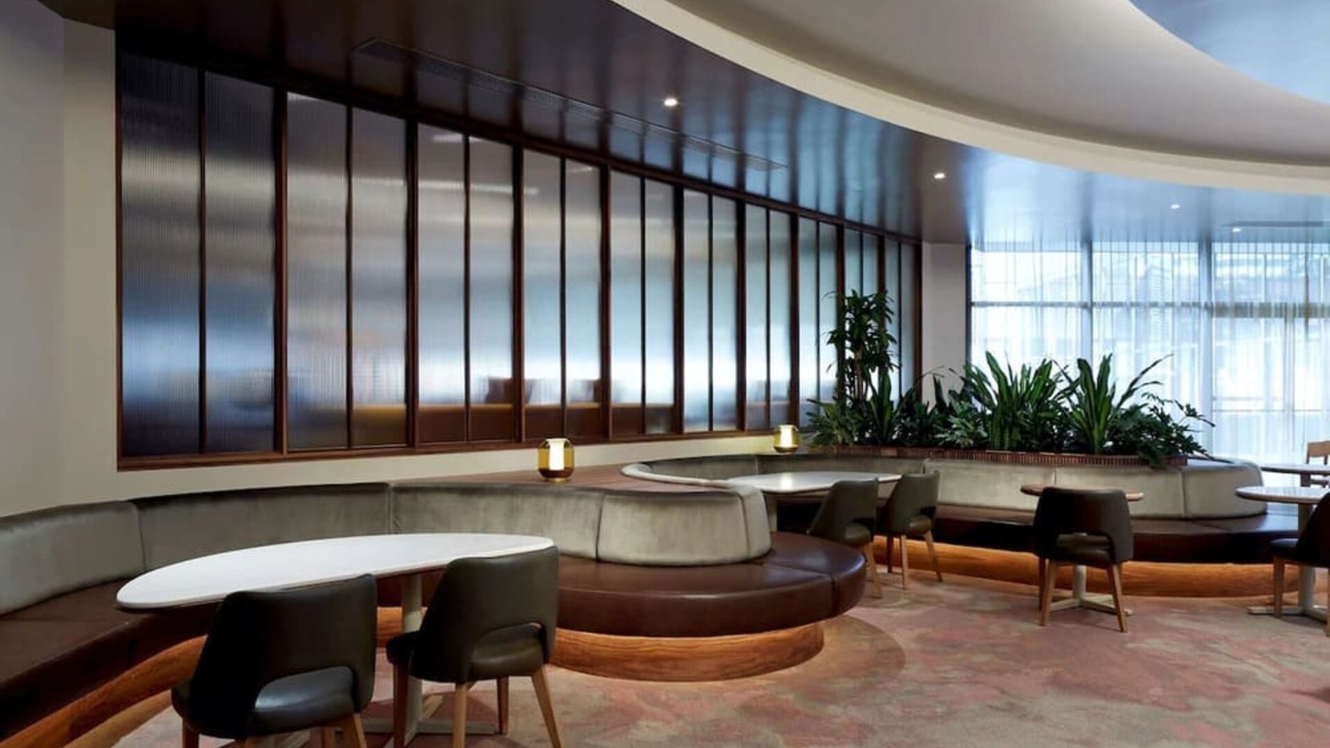 Dining area with comforatble seating, perfect for co-working at DoubleTree By Hilton Montreal.