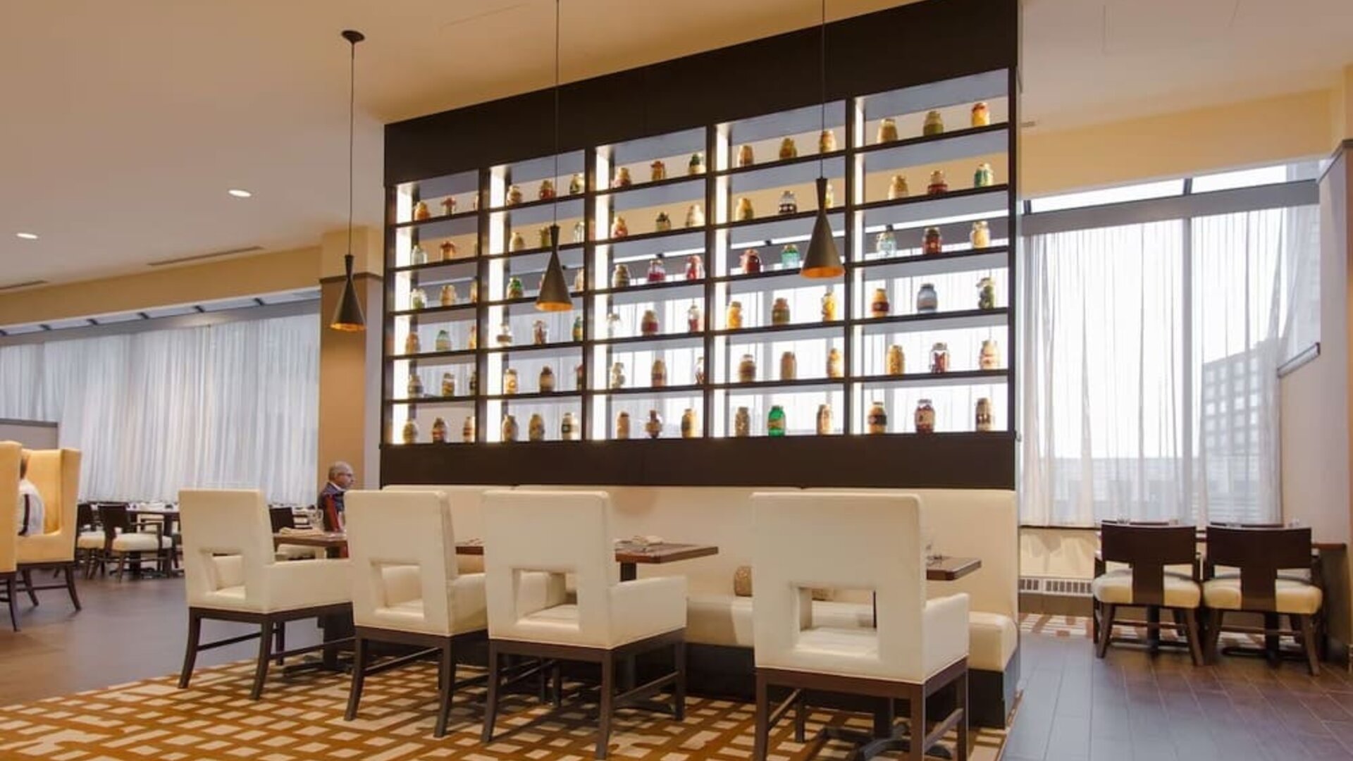 Dining area perfect for coworking at Hilton Albany.
