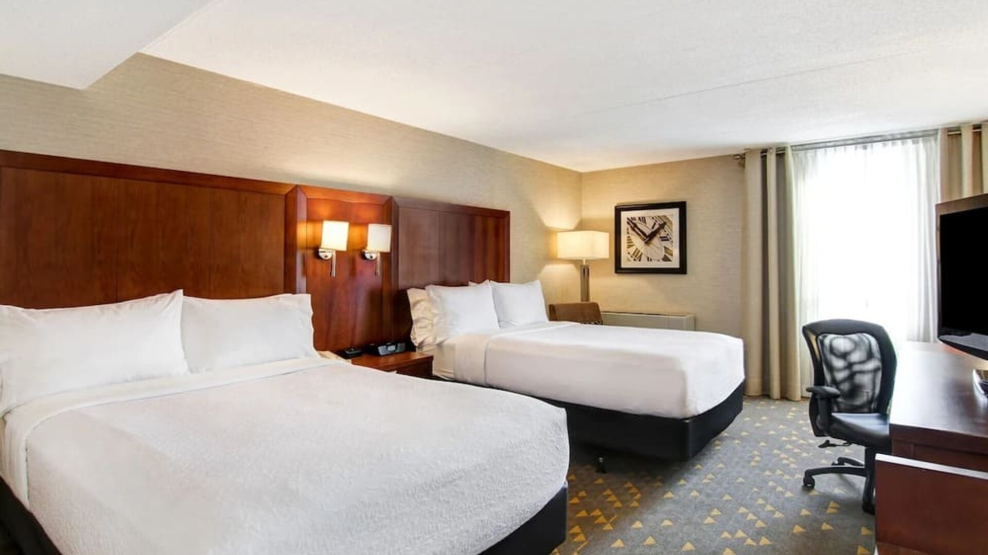 Day use twin room with TV, work desk and private bathroom  at the Holiday Inn Oakville Centre.