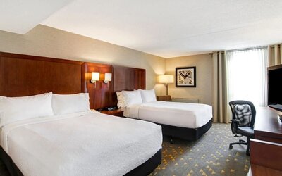 Day use twin room with TV, work desk and private bathroom  at the Holiday Inn Oakville Centre.