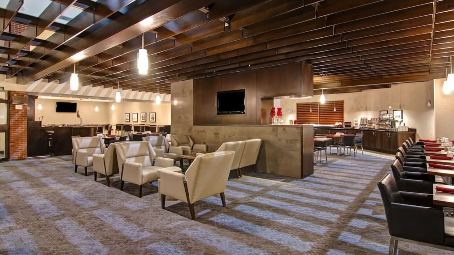 Hotel dining area with comfortable seating perfect for co-working at the Holiday Inn Oakville Centre.