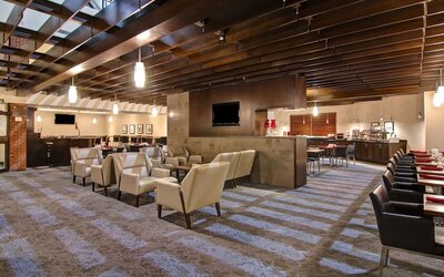 Hotel dining area with comfortable seating perfect for co-working at the Holiday Inn Oakville Centre.