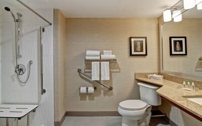 Private guest bathroom with shower and free toiletries at the Holiday Inn Oakville Centre.
