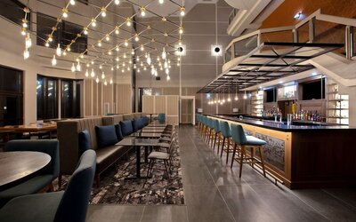 Dining area with lounge sitting perfect for co-working at the Four Points By Sheraton St Catharines Niagara Suites.