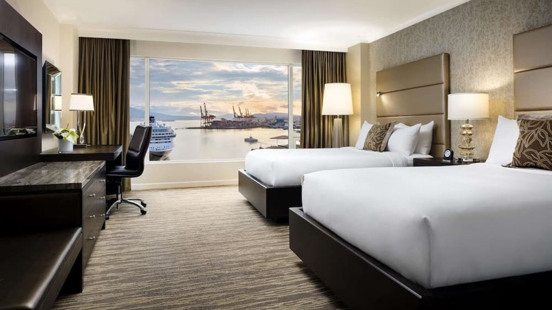 Day use twin room with TV, work desk and private bathroom at the Fairmont Waterfront.