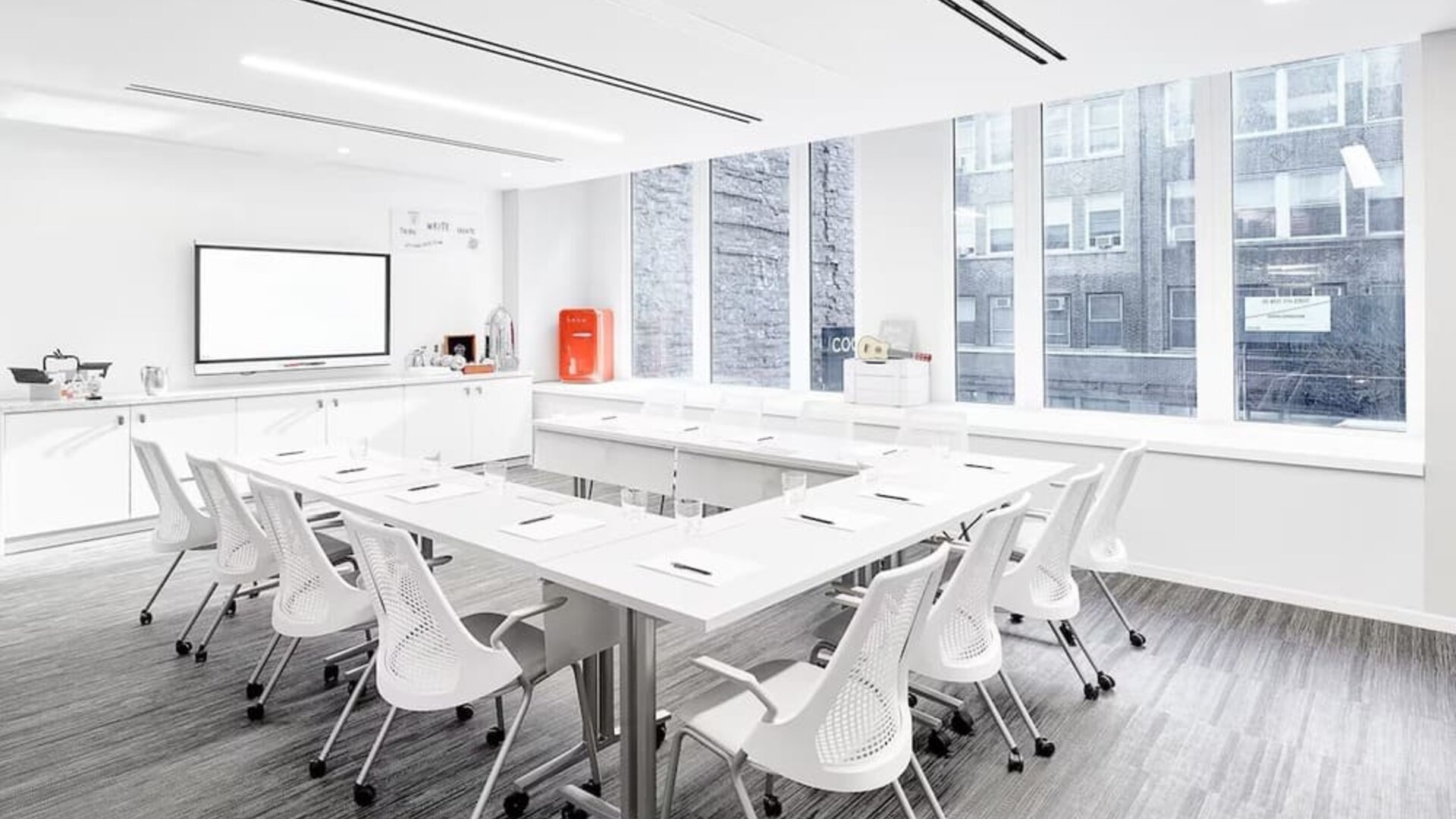Professional meeting room at Innside By Melia New York Nomad.