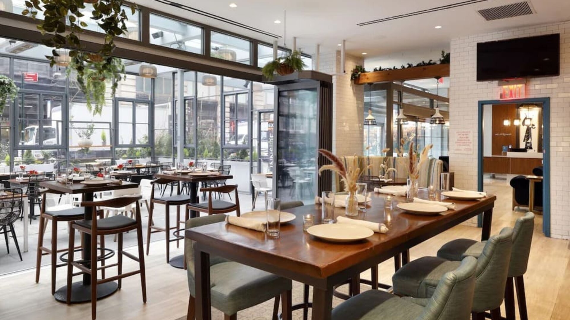 Dining area with natural light at Innside By Melia New York Nomad.