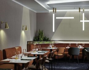 Dining area perfect for coworking at Novotel London Paddington.
