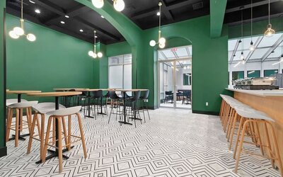 Dining area perfect for coworking at Holiday Inn Manhattan 6th Ave - Chelsea.