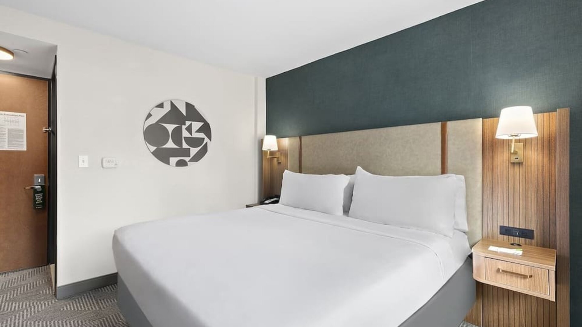 Day use room with natural light at Holiday Inn Manhattan 6th Ave - Chelsea.