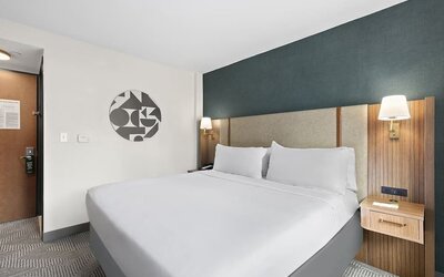 Day use room with natural light at Holiday Inn Manhattan 6th Ave - Chelsea.