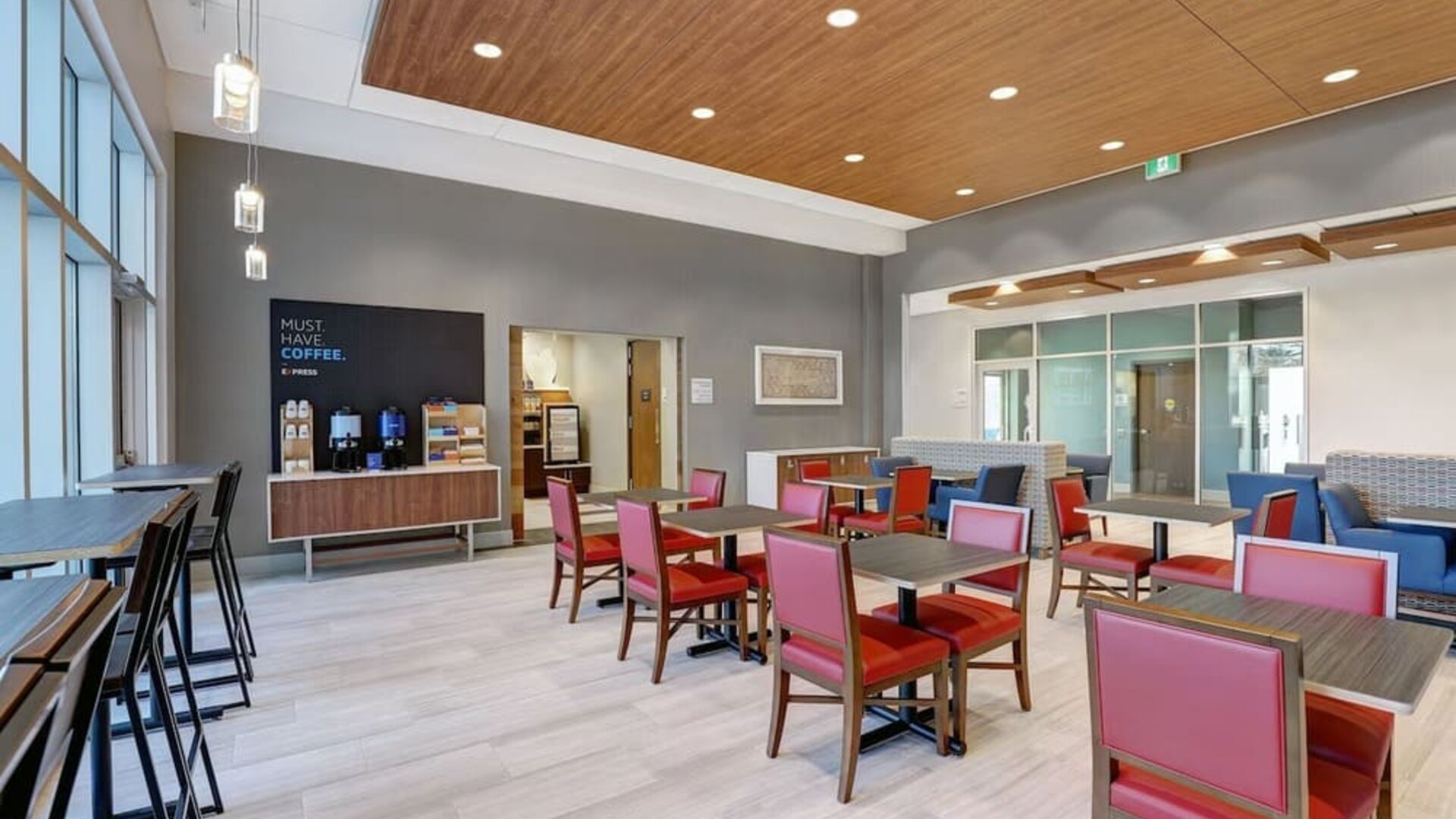 Restaurant area at Holiday Inn Express Kingston West.