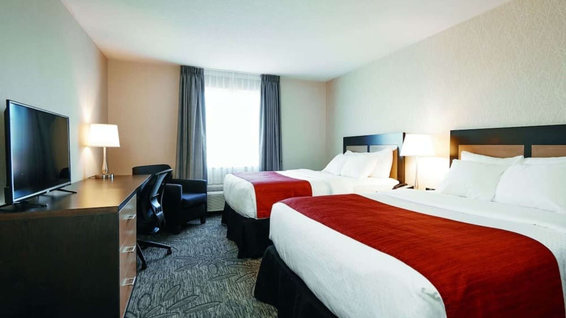 Day use twin room with TV, work desk and private bathroom at Quality Inn & Suites Kingston.
