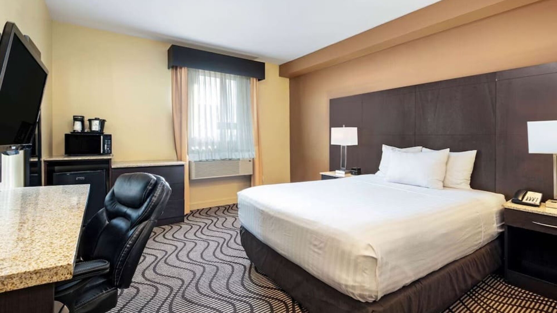 Day use room with TV, work desk, mini bar, microwave, coffee maker and private bathroom at La Quinta Inn & Suites By Wyndham Oshawa.