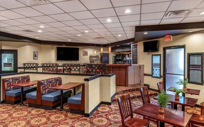 Hotel restaurant with lounge area perfect for co-working at Hampton Inn by Hilton Montreal East Anjou.