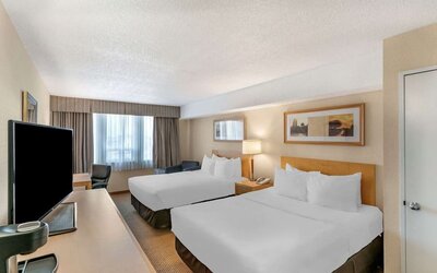 Day use twin room with TV, work desk and private bathroom at Hampton Inn by Hilton Montreal East Anjou.