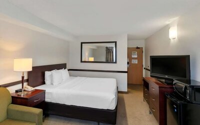 Day use room with TV, sofa, mini bar, microwave, work desk and private bathroom at Hampton Inn by Hilton Montreal East Anjou.
