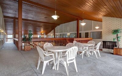 Lounge area at Days Inn Vernon.