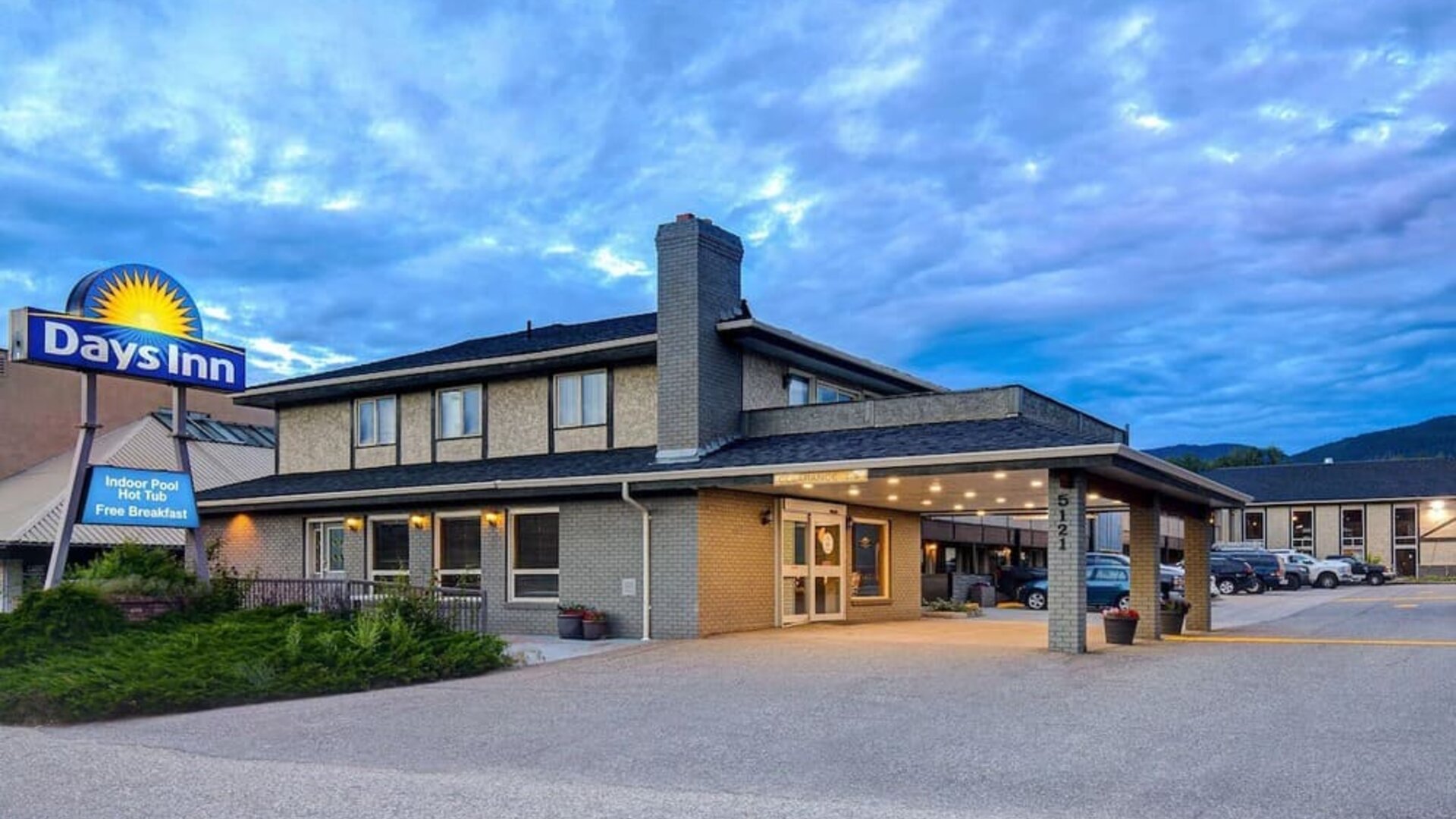 Hotel exterior and parking area at Days Inn Vernon.