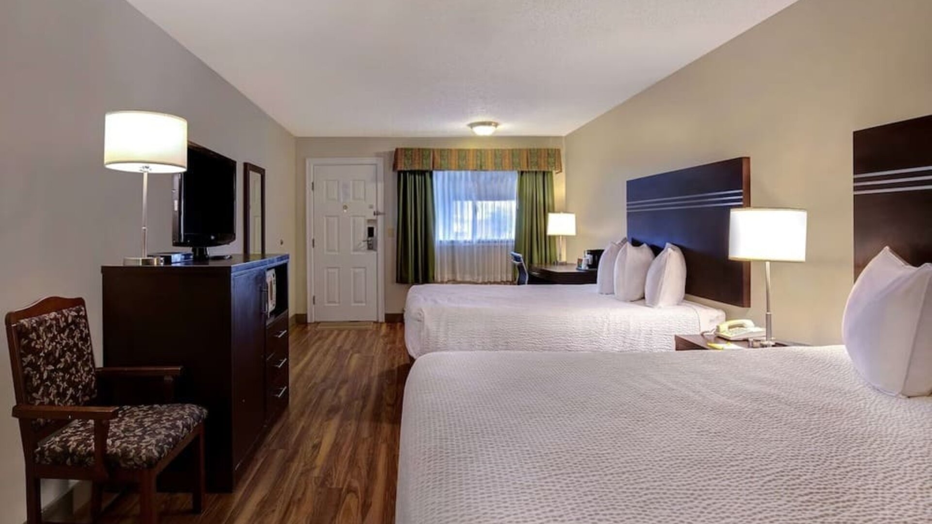 Day use twin room with TV, work desk and private bathroom at Days Inn Vernon.