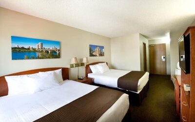 Day use twin room with TV, work desk and private bathroom at Riviera Motor Inn.