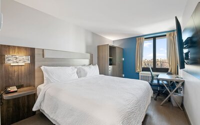 Day use room with natural light at Holiday Inn Express & Suites Bronx.