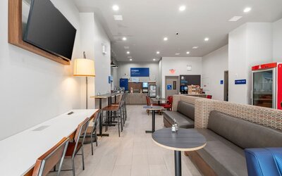 Dining and coworking space at Holiday Inn Express & Suites Bronx.
