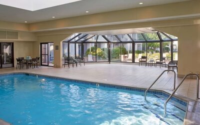 Indoor pool at Sonesta Select Minneapolis Eden Prairie.