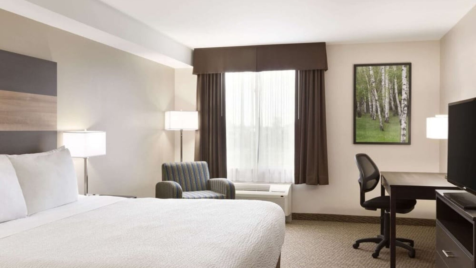 Day use room at Days Inn & Suites By Wyndham Lindsay.