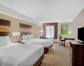 Day use twin room with TV, sofa, work desk and private bathroom at Days Inn & Suites By Wyndham Lindsay.