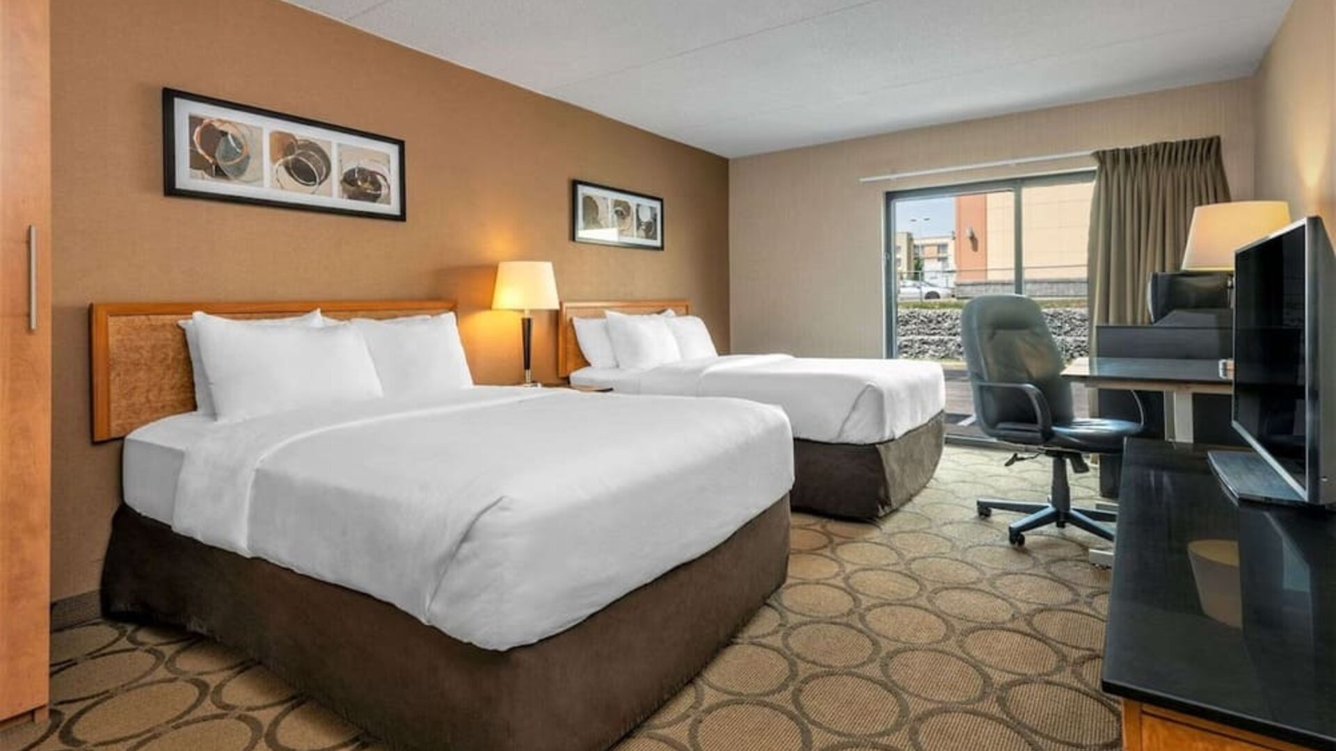 Day use twin room with TV and work desk at Comfort Inn Swift Current.