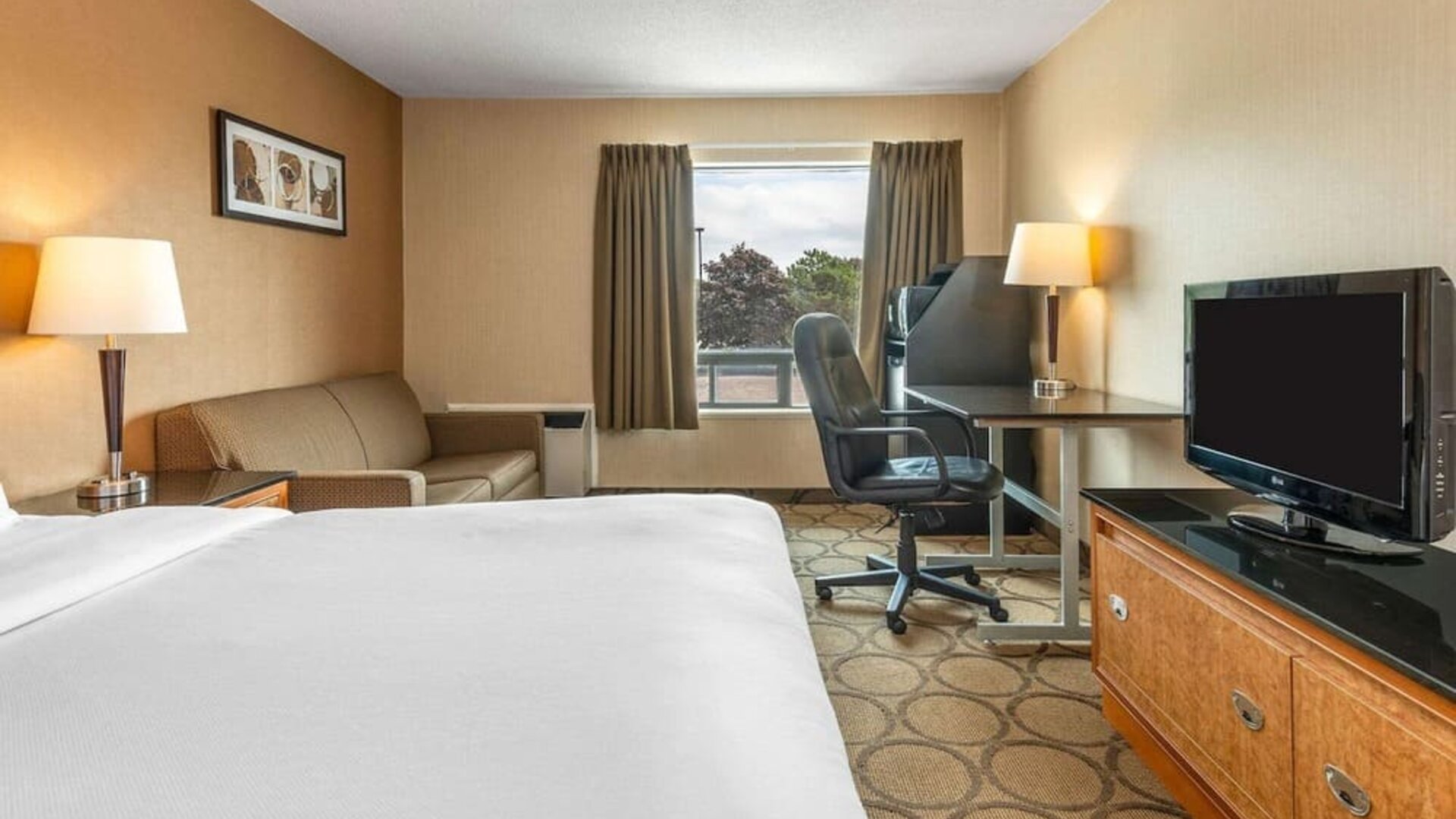 Day use room with TV, sofa, work desk and private bathroom at Comfort Inn Simcoe.
