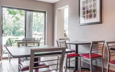 Restaurant area at Comfort Inn Simcoe.