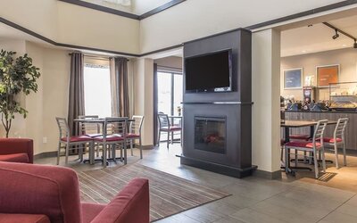 Lobby lounge with fireplace at Comfort Inn Sept-Iles. 