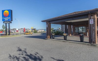 Hotel entrance at Comfort Inn Sept-Iles. 