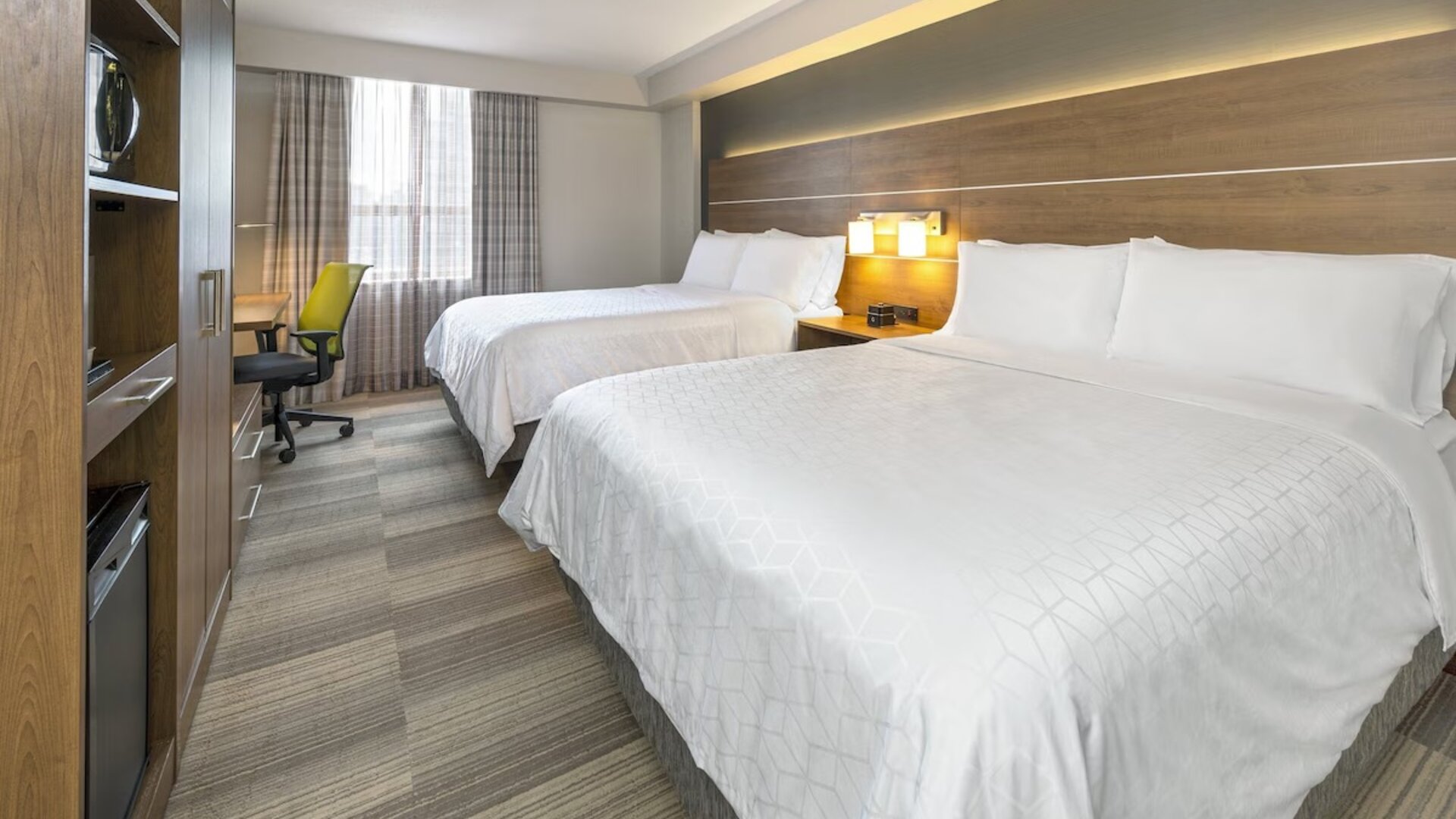 Day use twin room with work desk at Holiday Inn Express Toronto Downtown.