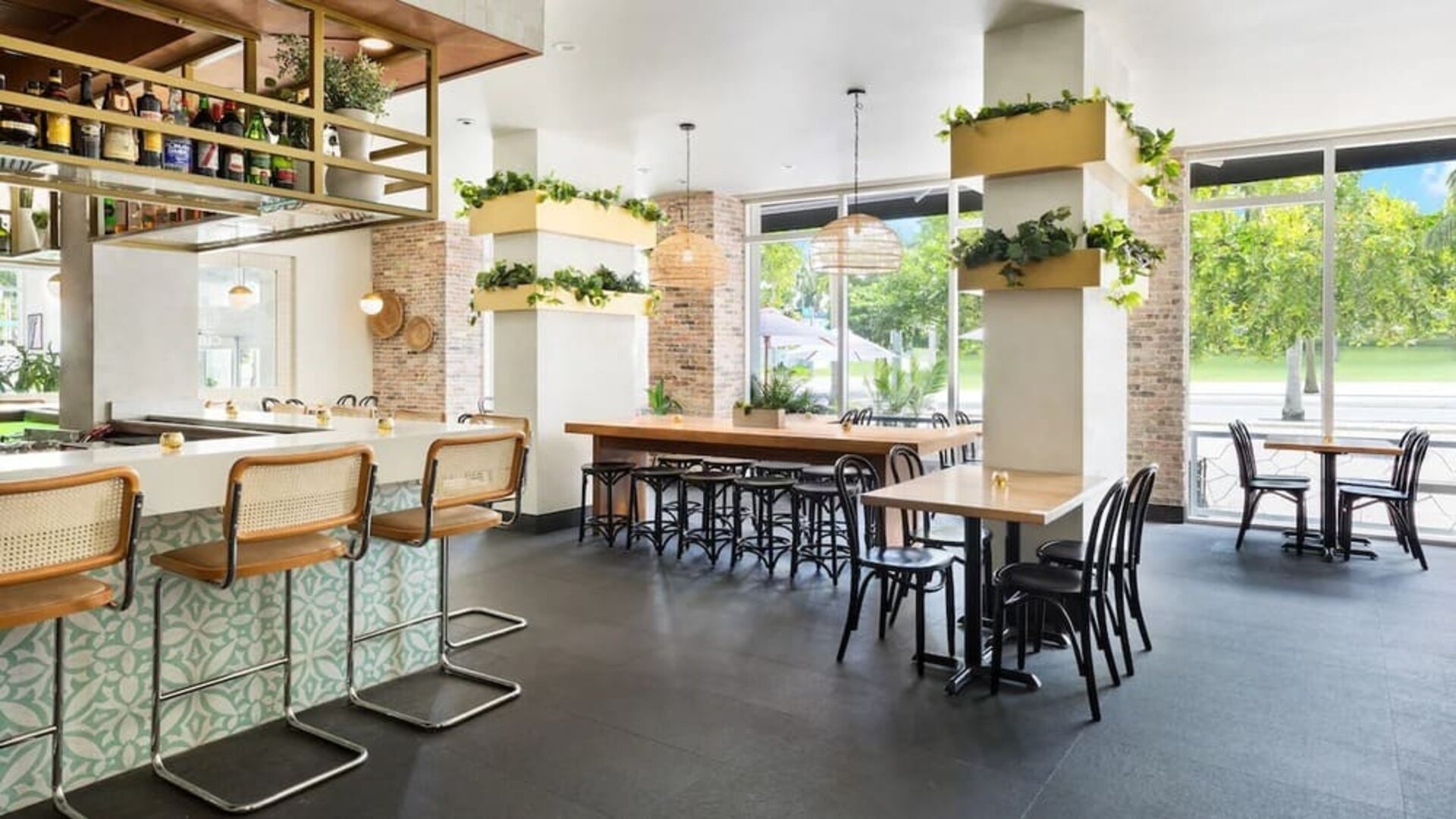 Dining area perfect for coworking at YVE Hotel Miami.