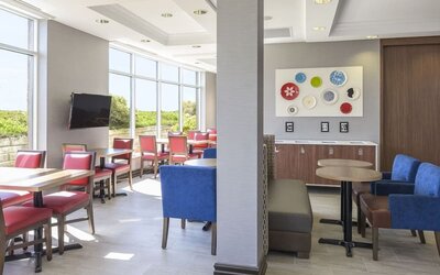 Restaurant area with comfortable seating perfect for co-working at Holiday Inn Express & Suites North Bay.