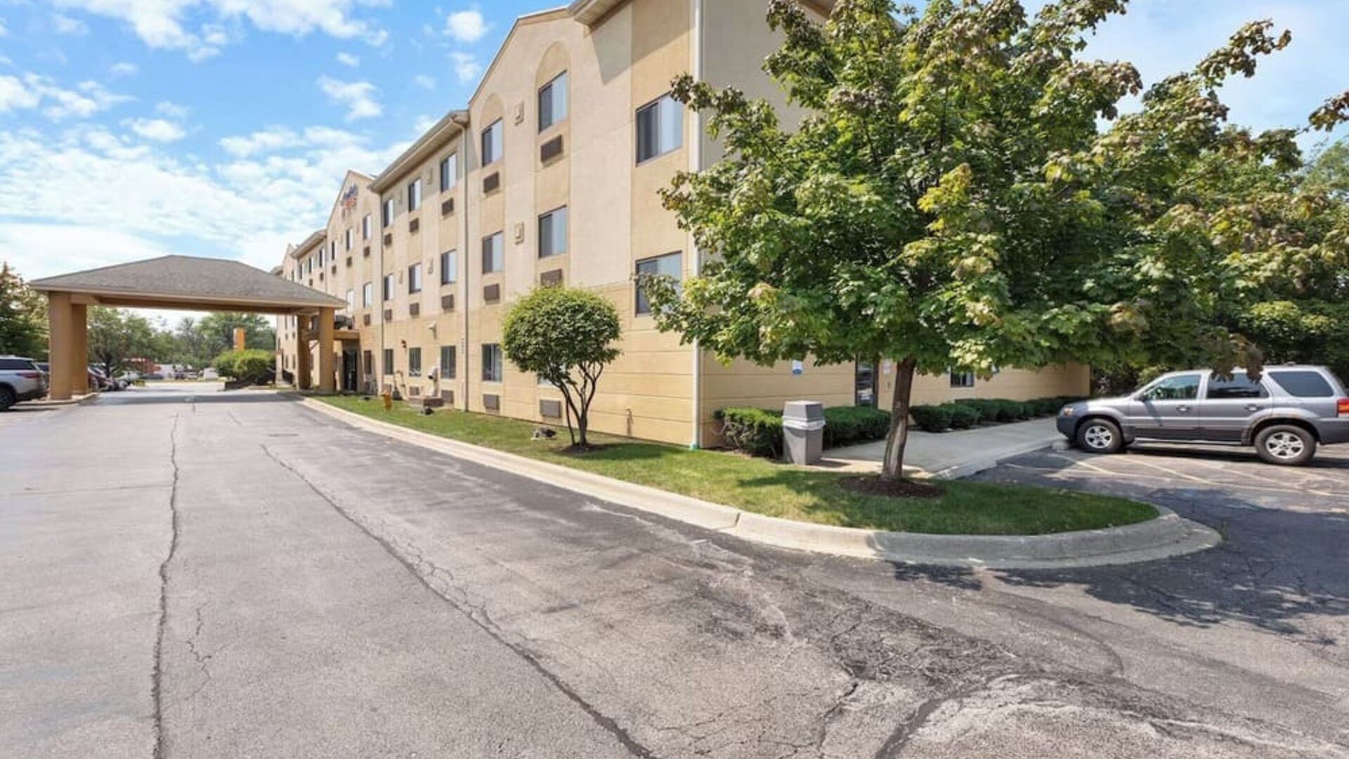 Hotel exterior at Comfort Suites Lombard - Addison.