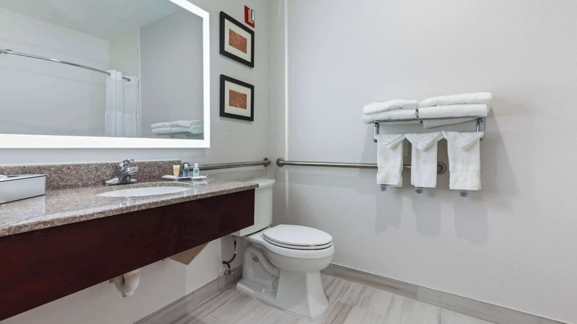 Guest bathroom with shower at Comfort Suites Lombard - Addison.