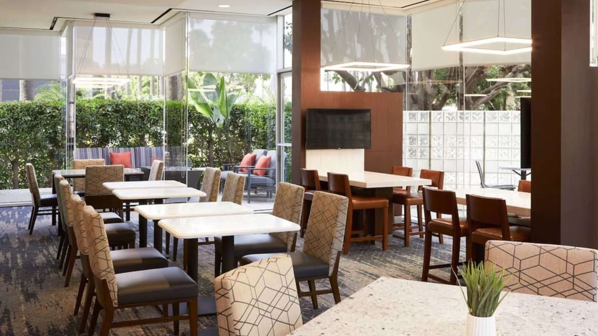 Dining area perfect for coworking at Courtyard By Marriott Los Angeles LAX/Century Boulevard.