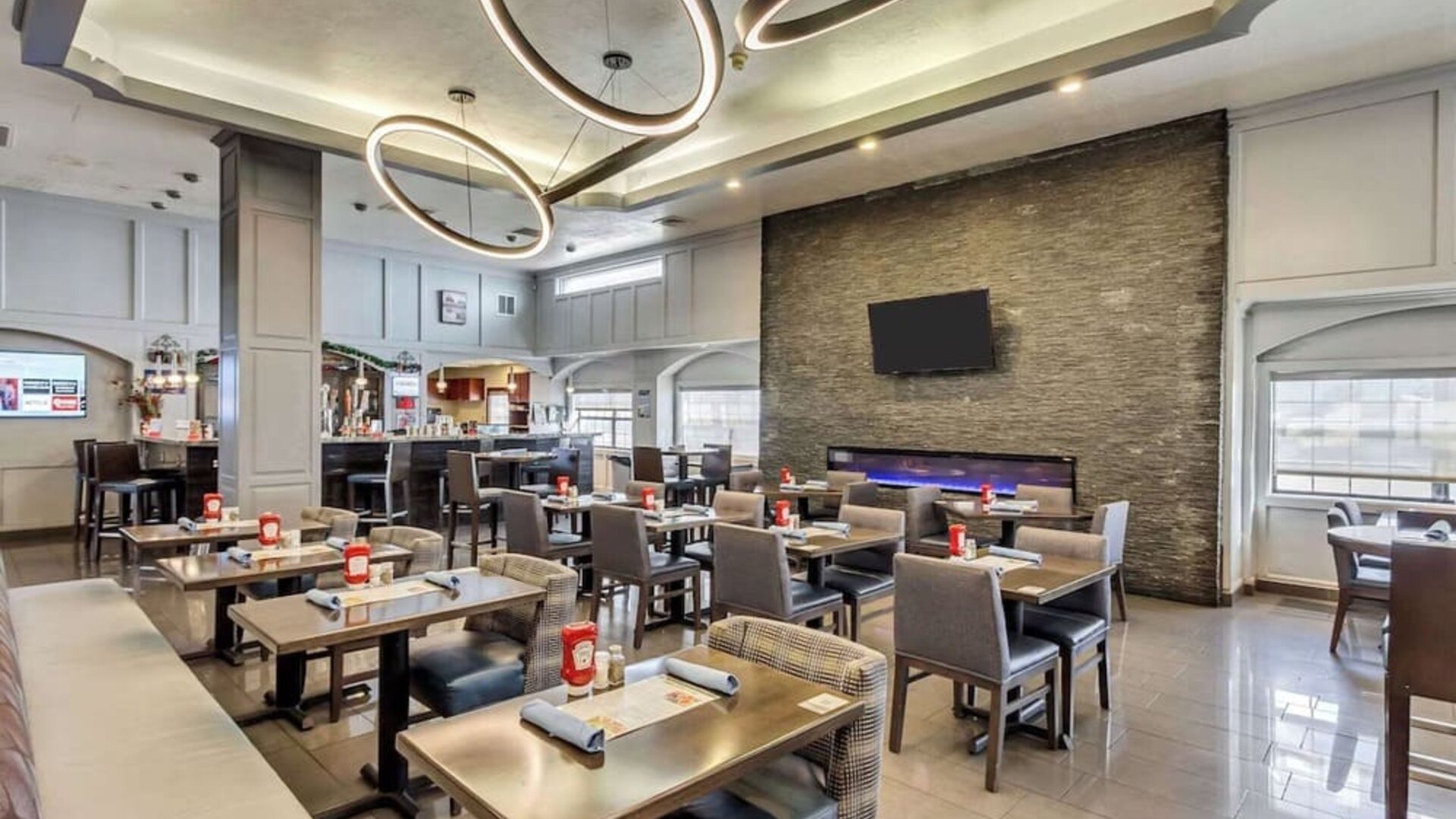 Dining area perfect for coworking at Radisson Hotel Salt Lake City Airport.