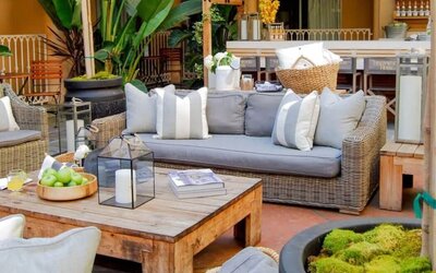 Outdoor seats in veranda at Hollywood Hotel.